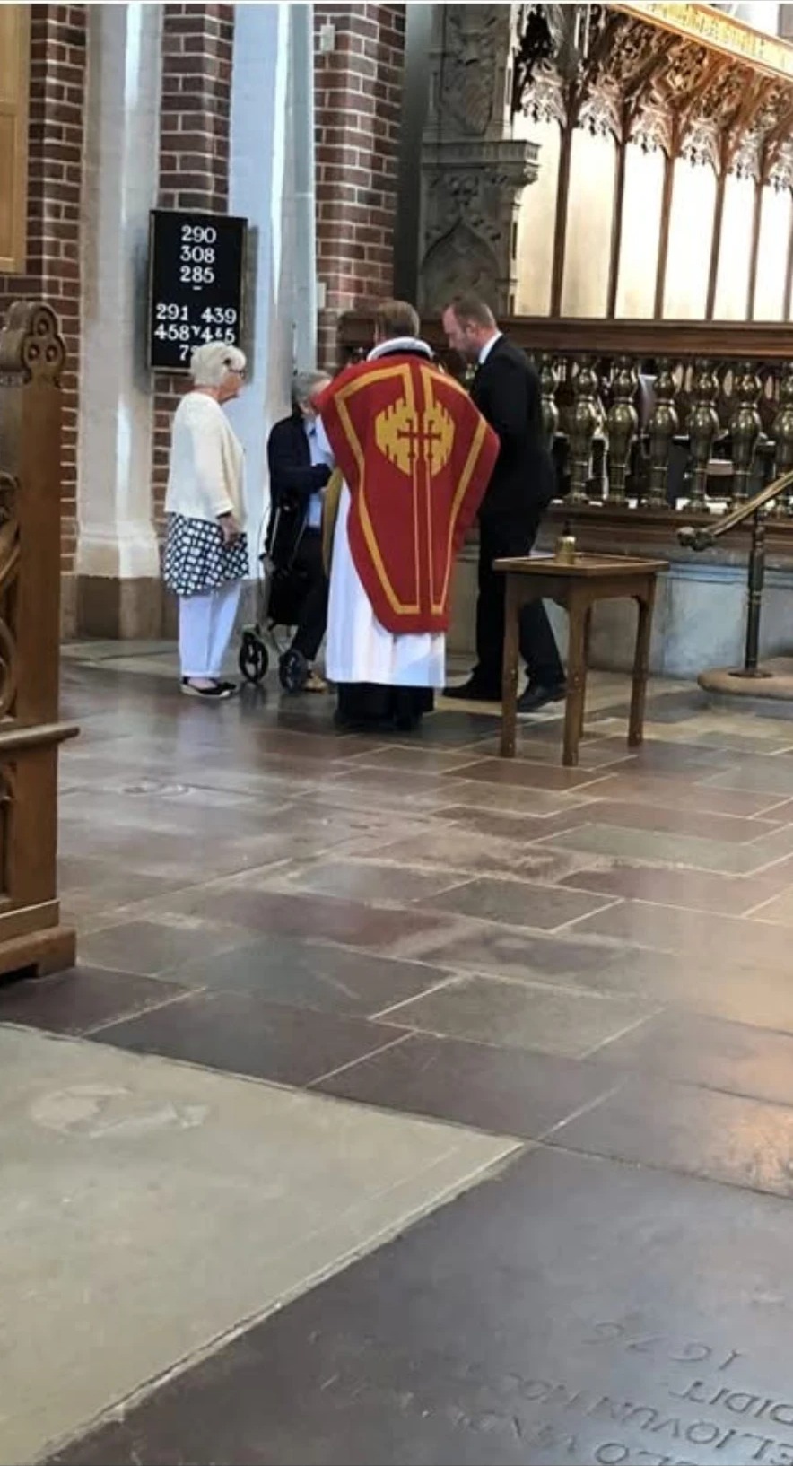 Messehagel vævet af Berit Øien, båret i Roskilde Domkirke